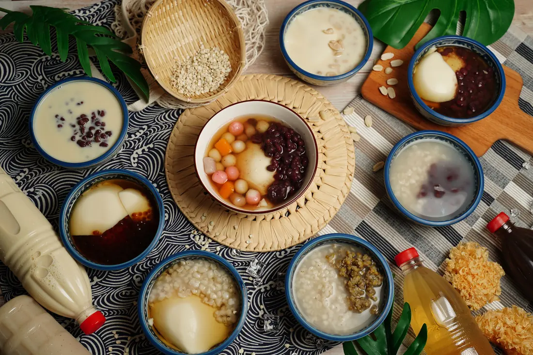 Bowls of sweet Asian desserts