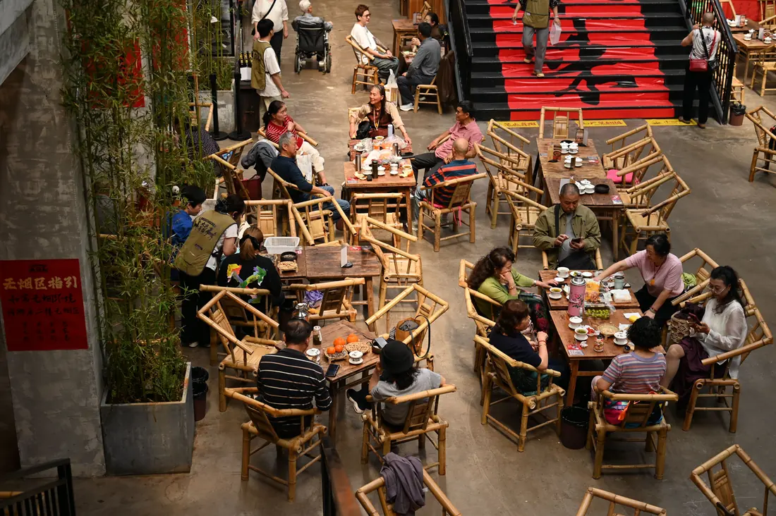 A busy restaurant dining room