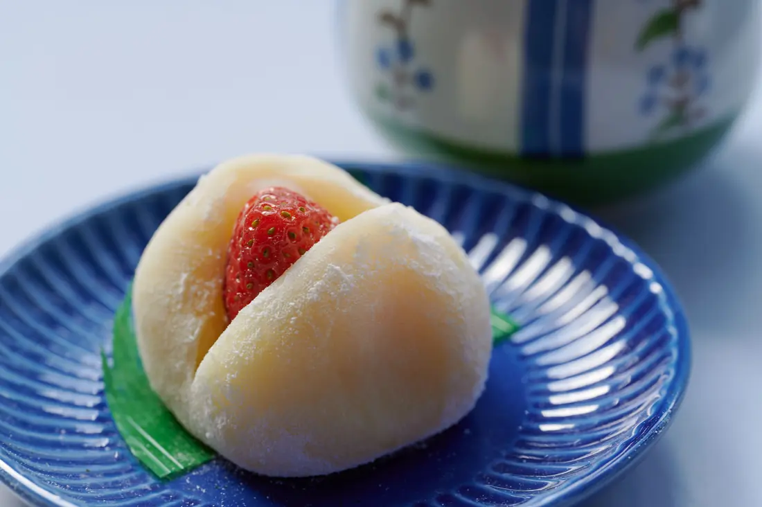 A cut rice cake showing a filling