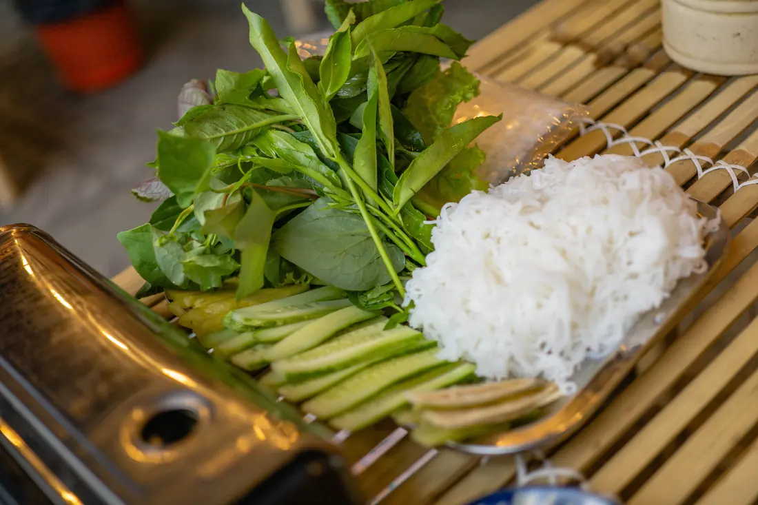 White noodles with herbs and cucumber
