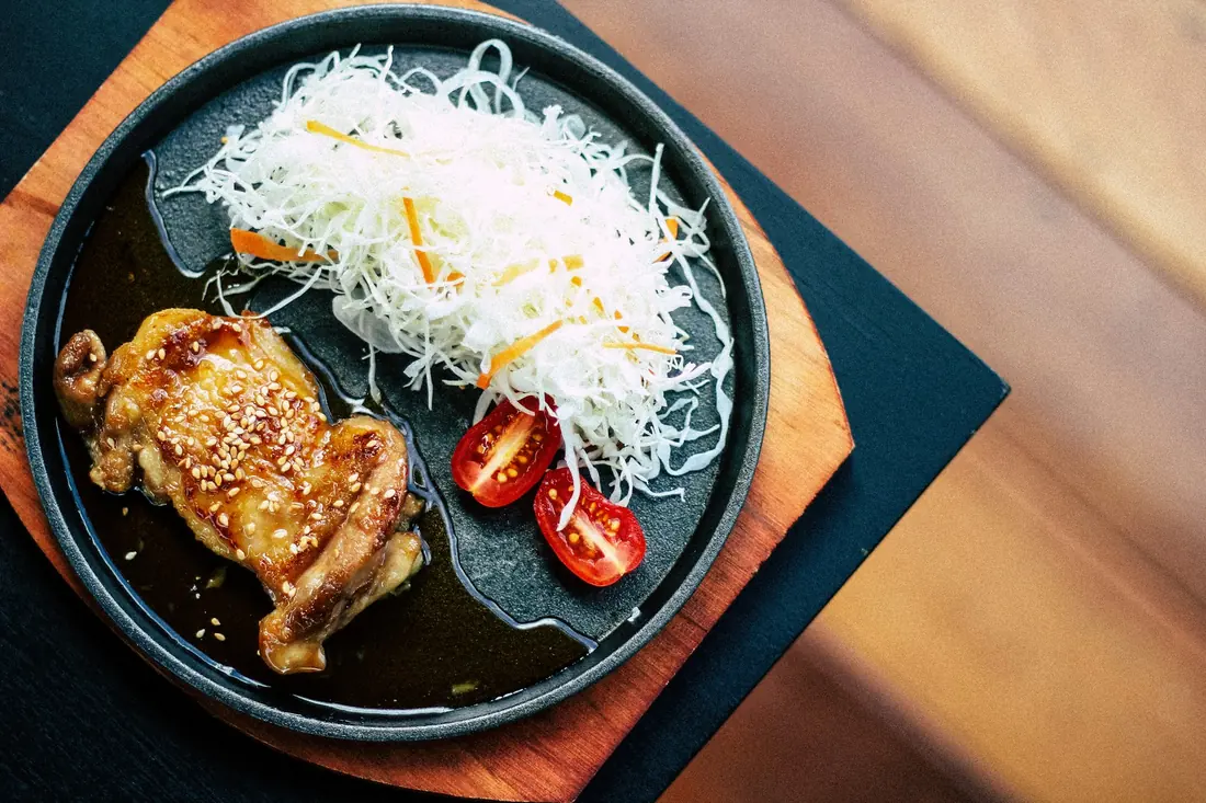 Grilled chicken plated with shredded daikon