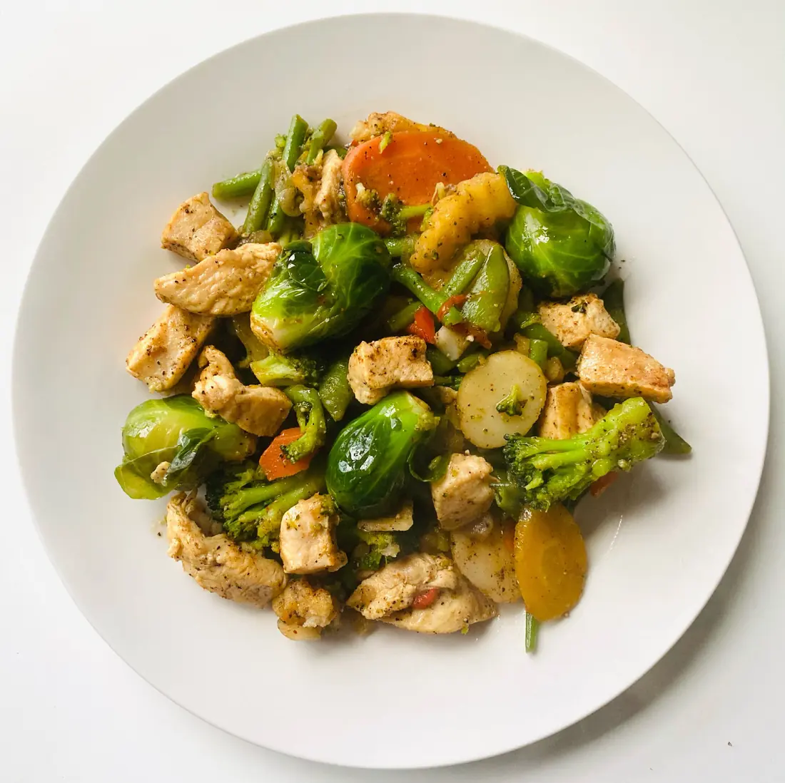 A stir fry of chicken and vegetables